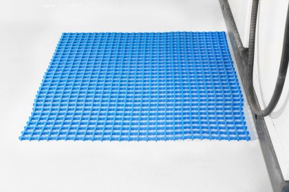 Modrá olejivzdorná průmyslová univerzální rohož - 10 m x 60 cm x 1,2 cm
