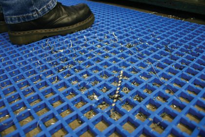 Modrá olejivzdorná průmyslová univerzální rohož - 10 m x 60 cm x 1,2 cm