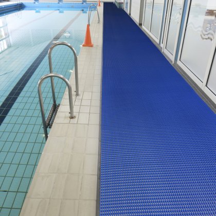 Modrá bazénová protiskluzová rohož Akwadek - 10m x 60 cm x 1,2cm