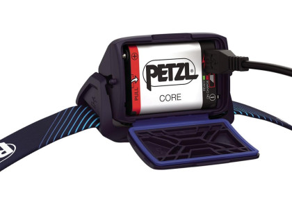 Čelovka PETZL Actik Core, modrá, 600 lm - E065AA01