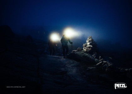 Čelovka PETZL Actik Core, modrá, 600 lm - E065AA01