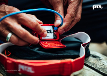 Čelovka PETZL Actik Core, modrá, 600 lm - E065AA01