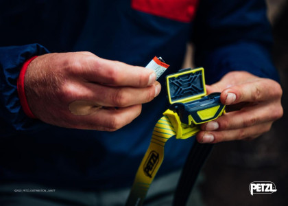 Čelovka PETZL Tikka Core 2022, modrá, 450 lm - E067AA01