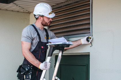 Hliníkový žebřík s policí, 4 stupně, 2,75 m, max. zátěž 150 kg
