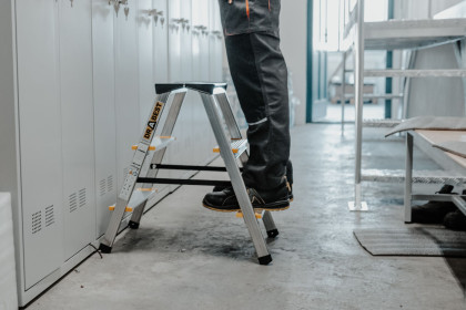 Hliníkové schůdky oboustranné, 2x3 stupně, 2,2 m, max. zátěž 150 kg