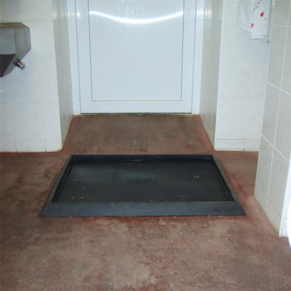 Gumová dezinfekční rohož (vana) na boty, obuv, podrážky FLOMA SD30 - 98 x 81 x 4,7 cm