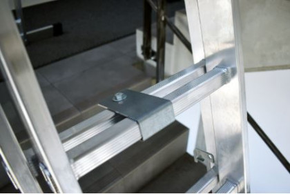 Zajišťovací spojka pro ustavení žebříku na schodech, 50x20 mm - AH993179