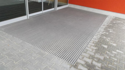 Gumová hliníková kartáčová venkovní vstupní rohož FLOMA Alu Low Extra (Bfl-S1) - 60 x 90 x 1 cm