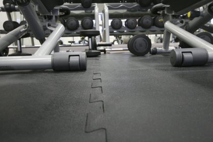 Černá gumová modulární průběžná fitness deska Sport Tile - délka 61 cm, šířka 61 cm a výška 1 cm