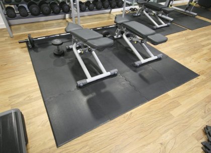 Černá gumová modulární rohová fitness deska Sport Tile - délka 61 cm, šířka 61 cm a výška 1 cm