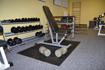 Černá fitness rohož - délka 180 cm, šířka 120 cm a výška 1,2 cm