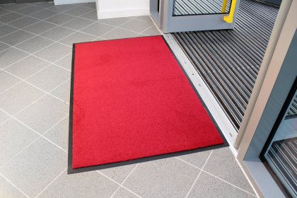 Červená textilní čistící vnitřní vstupní rohož - 90 x 60 x 0,7 cm