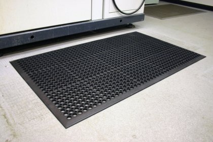 Černá gumová protiúnavová průmyslová rohož - 150 x 90 x 1 cm