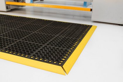 Černá gumová protiskluzová protiúnavová průmyslová modulární rohož COBA Deluxe - 150 x 100 x 1,9 cm