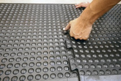 Černá gumová protiúnavová průmyslová modulární rohož - 90 x 60 x 1,4 cm