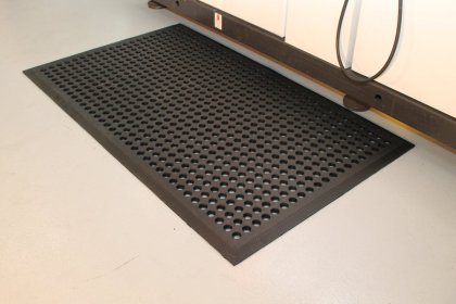 Černá gumová protiskluzová protiúnavová průmyslová rohož - 150 x 90 x 1,2 cm