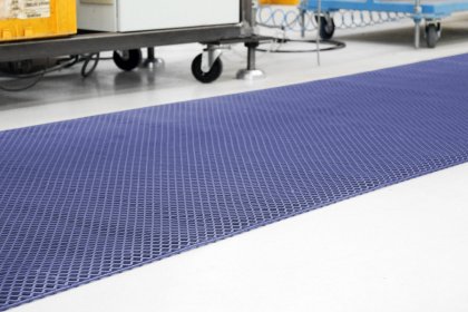 Modrá protiskluzová univerzální rohož - 480 x 100 x 0,85 cm