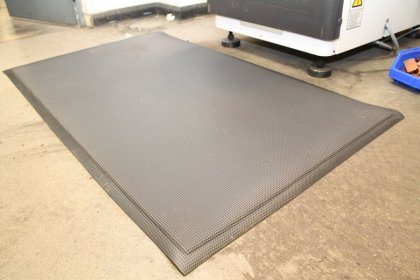 Černá gumová protiskluzová protiúnavová průmyslová rohož - 90 x 60 x 1 cm