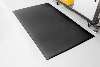 Černá gumová protiúnavová průmyslová rohož - 18,3 m x 120 cm x 1,25 cm