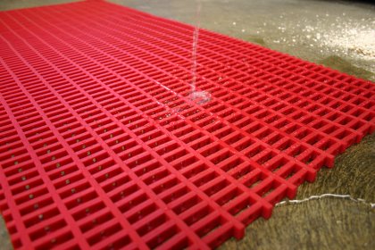 Červená olejivzdorná protiskluzová průmyslová univerzální rohož - 500 x 60 x 1,2 cm