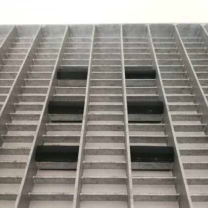 Pryžová čistící škrabka pro rohože Grid s okem 3 x 1 cm Easy Brush