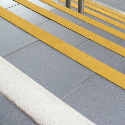 Žlutá karborundová schodová hrana - 100 x 5,5 x 5,5 x 0,5 cm