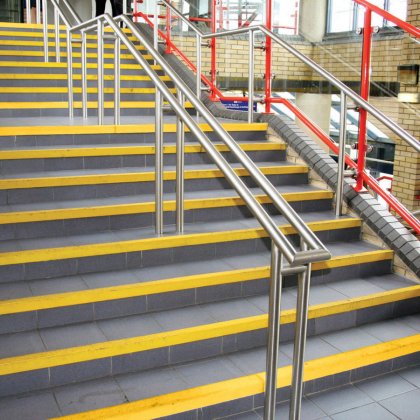 Žlutá karborundová schodová hrana - 150 x 5,5 x 5,5 x 0,5 cm