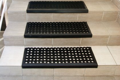 Gumová schodová protiskluzová rohož na hrubé nečistoty Honeycomb Step - 26 x 80 x 1,6 cm