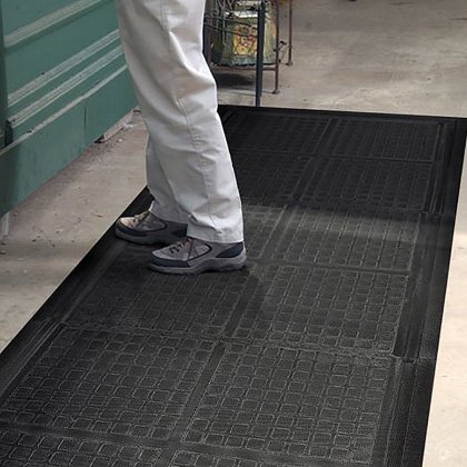 Černá podlahová protiúnavová modulární rohož (zakončení) - délka 101 cm, šířka 111 cm a výška 1,9 cm