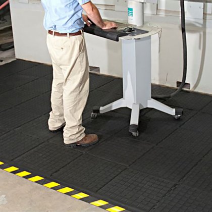 Černá podlahová protiúnavová protiskluzová modulární rohož (okraj) - délka 55 cm, šířka 45 cm a výška 2 cm