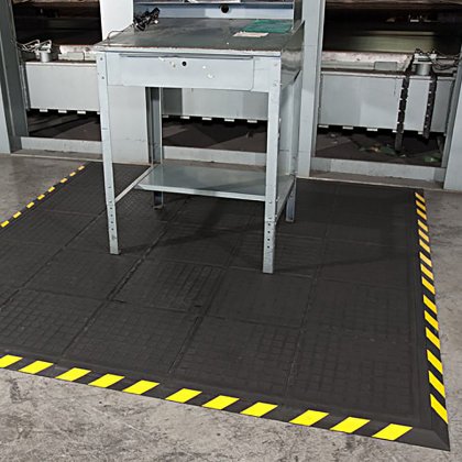 Černo-žlutá podlahová protiúnavová protiskluzová modulární rohož (okraj) - délka 55 cm, šířka 45 cm a výška 2 cm