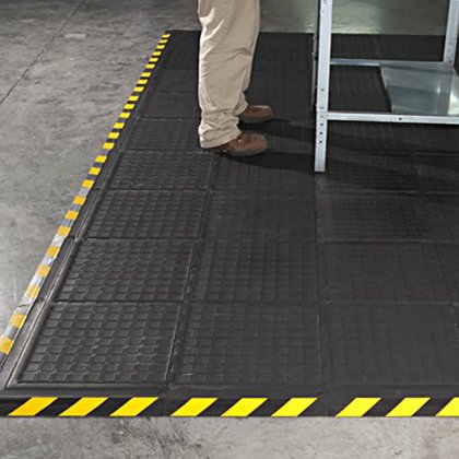 Černá podlahová protiúnavová protiskluzová modulární rohož (roh) - délka 55 cm, šířka 55 cm a výška 2 cm