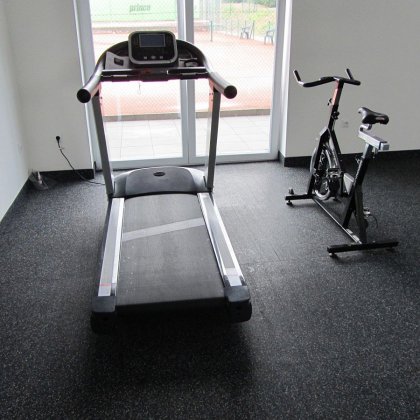 Černá pryžová modulární fitness deska (roh) SF1050, FLOMA - délka 95,6 cm, šířka 95,6 cm a výška 0,8 cm