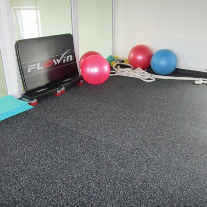 Černá pryžová modulární fitness deska (střed) SF1050, FLOMA - délka 95,6 cm, šířka 95,6 cm a výška 1,6 cm