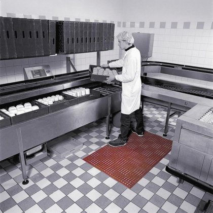 Červená gumová protiskluzová kuchyňská rohož Sanitop, Red - 91 x 152 x 1,27 cm