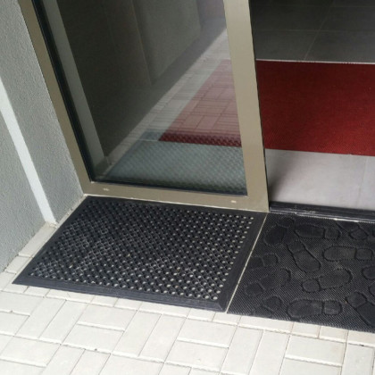 Gumová venkovní vstupní rohož s obvodovou hranou FLOMA Dirt Catcher - 90 x 90 x 1,4 cm