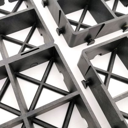 Černá plastová zátěžová zatravňovací dlažba ProGrass MAX, FLOMA - 22,5 x 22,5 x 6 cm