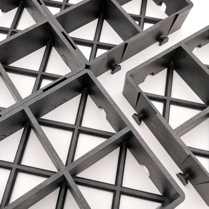 Černá plastová zátěžová zatravňovací dlažba ProGrass MAX, FLOMA - 22,5 x 22,5 x 6 cm