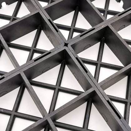 Černá plastová zátěžová zatravňovací dlažba ProGrass MAX, FLOMA - 22,5 x 22,5 x 6 cm