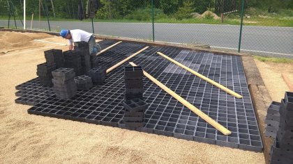 Černá plastová zátěžová zatravňovací dlažba ProGrass MAX, FLOMA - 22,5 x 22,5 x 6 cm