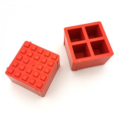 Oranžový plastový vyznačovací prvek ProGrass MAX, FLOMA - délka 9,7 x 9,7 x 5,9 cm