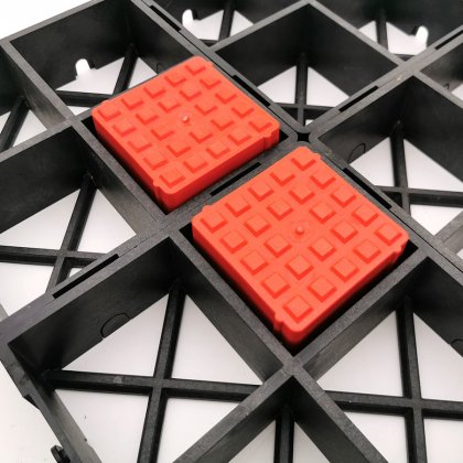 Oranžový plastový vyznačovací prvek ProGrass MAX, FLOMA - délka 9,7 x 9,7 x 5,9 cm