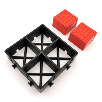 Oranžový plastový vyznačovací prvek ProGrass MAX, FLOMA - délka 9,7 x 9,7 x 5,9 cm