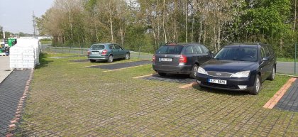 Oranžový plastový vyznačovací prvek ProGrass MAX, FLOMA - délka 9,7 x 9,7 x 5,9 cm