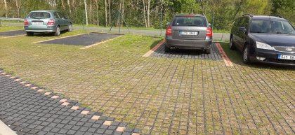 Oranžový plastový vyznačovací prvek ProGrass MAX, FLOMA - délka 9,7 x 9,7 x 5,9 cm