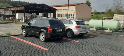 Oranžový plastový vyznačovací prvek ProGrass MAX, FLOMA - délka 9,7 x 9,7 x 5,9 cm