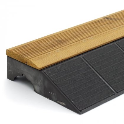 Hnědý dřevoplastový nájezd "samec" pro terasové dlaždice Linea Combi-Wood - 117 x 20,5 x 6,5 cm