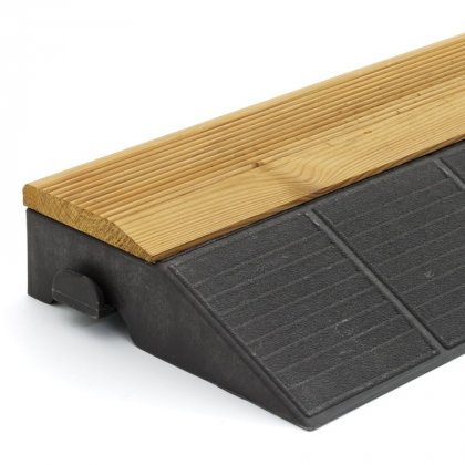 Hnědý dřevoplastový nájezd "samice" pro terasové dlaždice Linea Combi-Wood - 117 x 19,5 x 6,5 cm