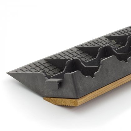 Hnědý dřevoplastový nájezd "samice" pro terasové dlaždice Linea Combi-Wood - 117 x 19,5 x 6,5 cm