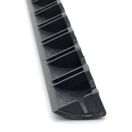 Černý plastový nájezd "samice" pro terasové dlaždice Linea Striped - 58 x 4,5 x 2,5 cm